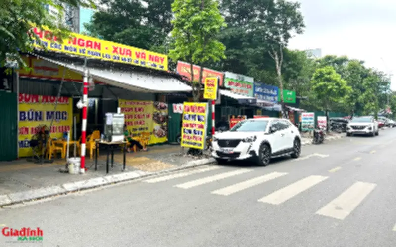 Hà Nội: Bất chấp rào chắn và biển cấm, tình trạng trật tự đô thị tại phường Cầu Giấy bị thách thức nghiêm trọng