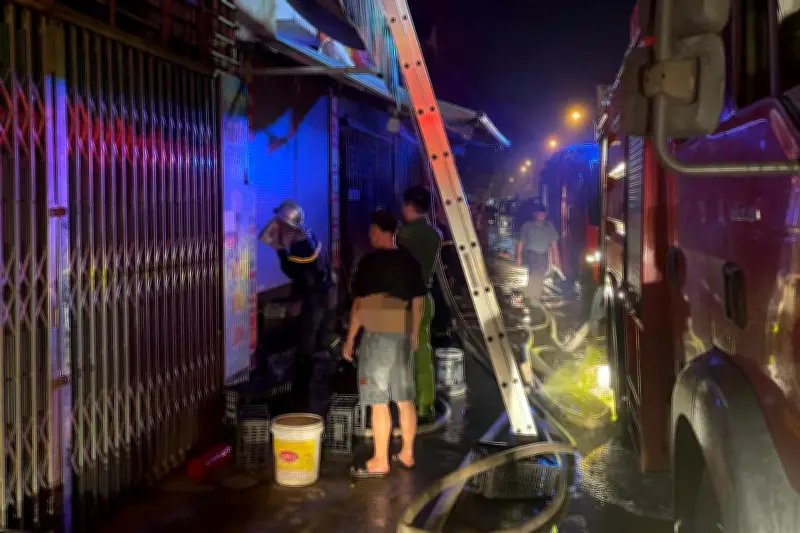 Hà Nội: Cháy lớn tại nhà 4 tầng, lực lượng cứu hộ giải cứu thành công 2 người mắc kẹt