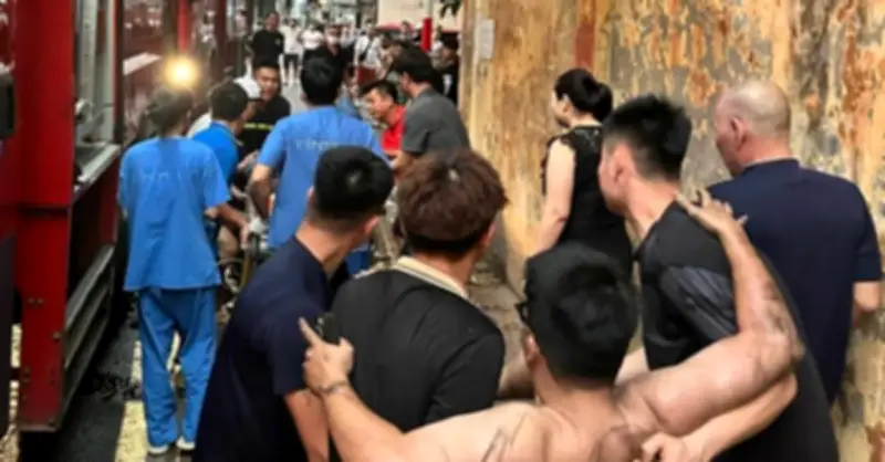Hà Nội: Cháy nhà trong ngõ sâu sau ô Ba Đình, lực lượng cứu hỏa khẩn trương dập lửa