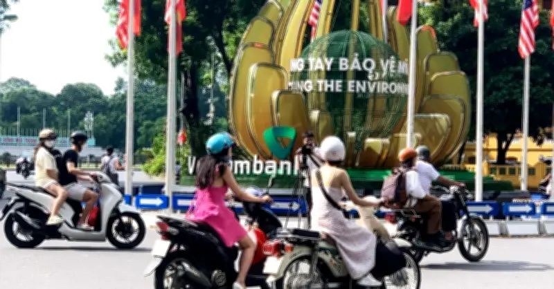 Hà Nội hỗ trợ đổi xe xăng sang xe điện trong vùng phát thải thấp ra sao?