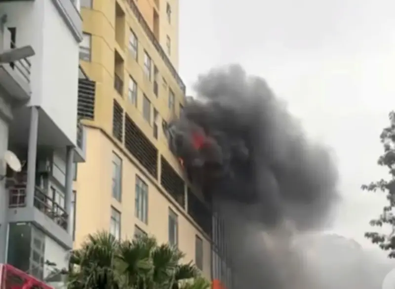 Hà Nội: Hỏa hoạn bất ngờ tại căn hộ chung cư, lực lượng chức năng khẩn trương ứng phó