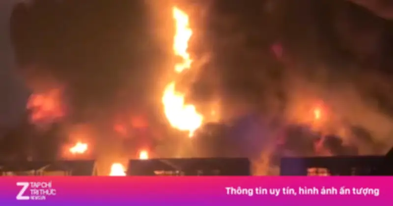 Hà Nội: Kho xưởng ở Đông Anh bốc cháy dữ dội, khói đen cuồn cuộn