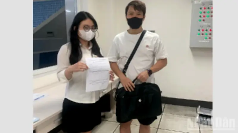 Hà Nội Metro trả lại 150 triệu đồng và laptop cho hành khách bỏ quên tại ga Cát Linh