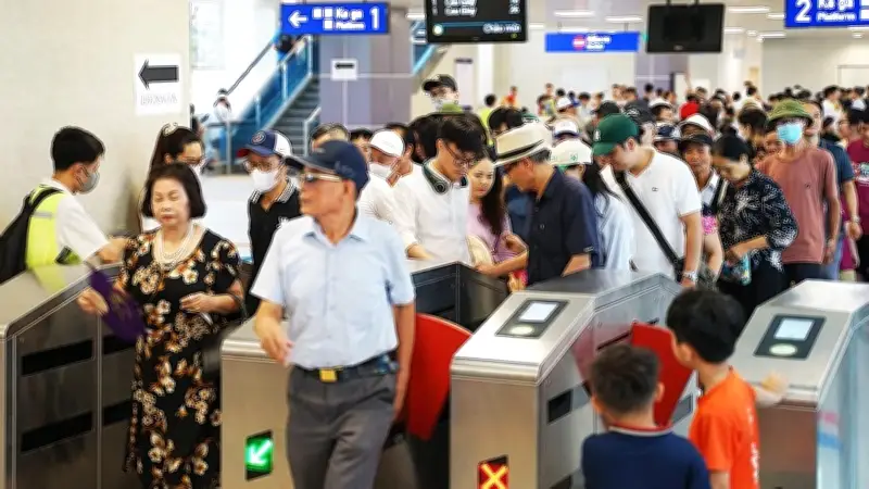 Hà Nội miễn vé xe bus, tàu điện dịp lễ; thu nhập bình quân 9 triệu đồng