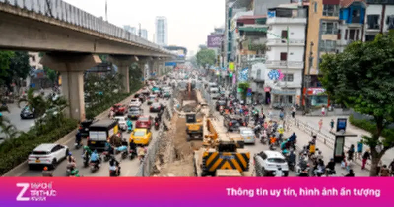 Hà Nội ùn tắc nghiêm trọng do rào chắn thi công bủa vây nhiều tuyến đường huyết mạch