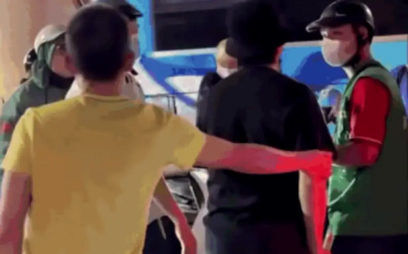 Hà Nội: Nữ tài xế xe ôm công nghệ nhập viện sau khi bị đánh bằng mũ bảo hiểm