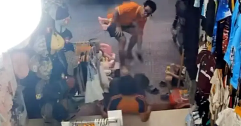 Hà Nội: Người đàn ông hung hãn đá thẳng vào mặt phụ nữ đang chăm con nhỏ