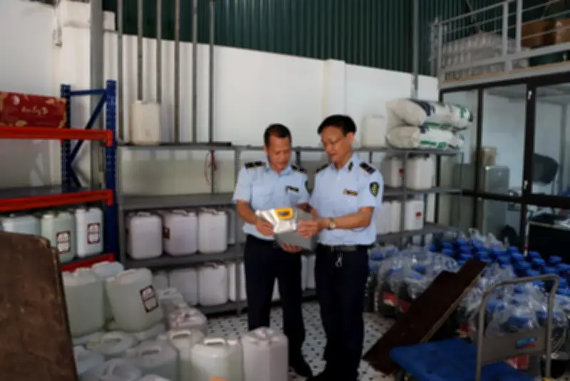 Hà Nội phát hiện cơ sở chứa gần 9.000 lít rượu có dấu hiệu vi phạm