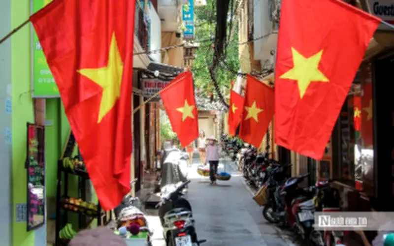 Hà Nội rực rỡ cờ hoa chào mừng 30/4 và 1/5