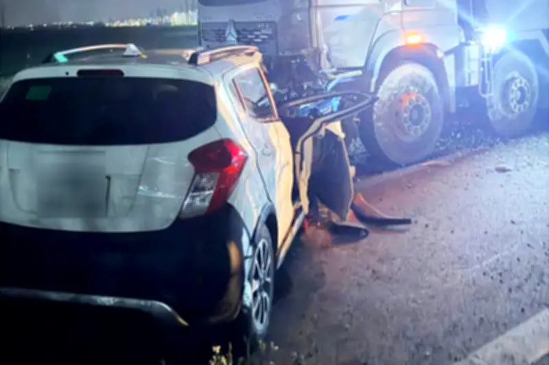 Hà Nội: Ô tô con biến dạng sau cú tông xe ben, người phụ nữ mắc kẹt ở ghế phụ