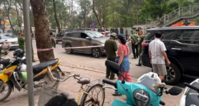 Hà Nội: Tài xế xe ô tô bị hành khách tấn công, phải nhập viện cấp cứu