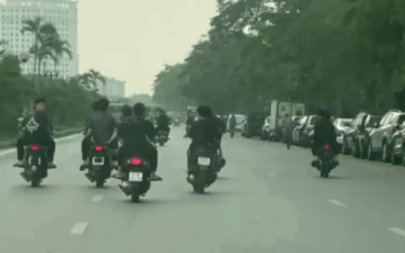 Hà Nội triệt phá nhóm quái xế bốc đầu xe máy quay clip tại Phúc Lợi