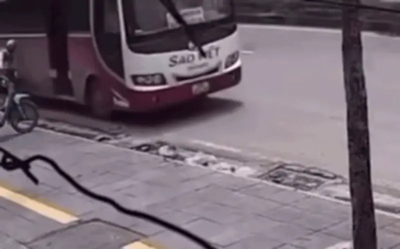 Hà Nội tắt đèn xe máy trên Quốc lộ 32, tài xế xe khách bị xử phạt nghiêm