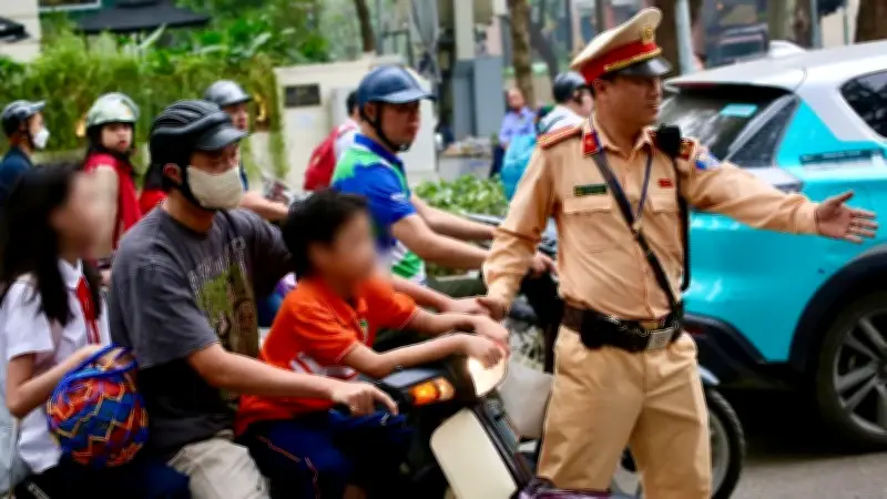 Hà Nội xử lý hàng chục phụ huynh không đội mũ bảo hiểm cho trẻ, cả xe ôm công nghệ