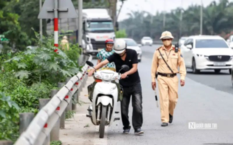 Hà Nội xử phạt nghiêm xe máy đi vào làn cao tốc Đại lộ Thăng Long