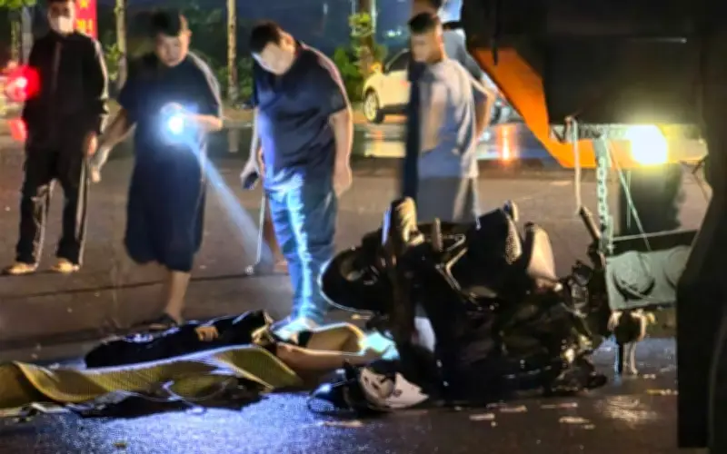 Hà Nội: Xe máy va chạm xe tải trong đêm mưa, đôi nam nữ tử vong tại chỗ