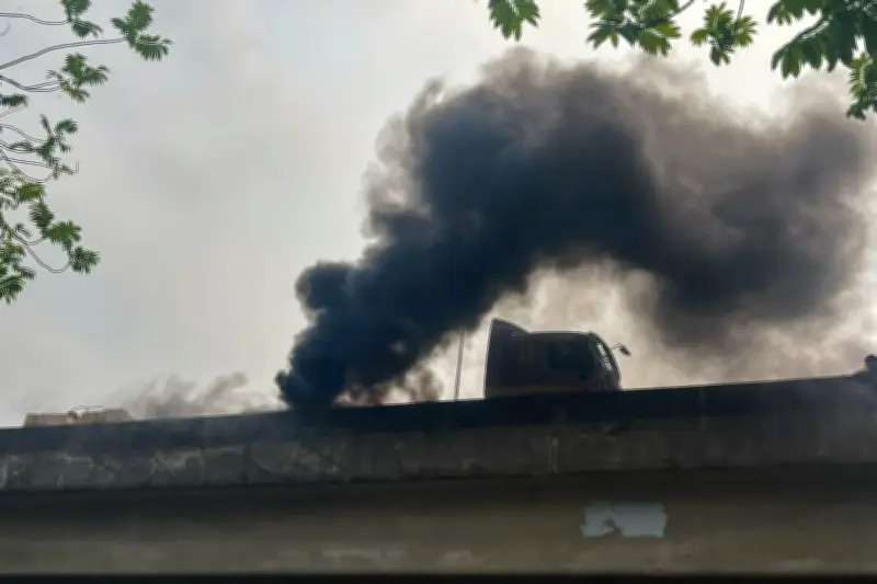 Hà Nội: Xe đầu kéo bốc cháy dữ dội trên đường Vành đai 3, giao thông tê liệt