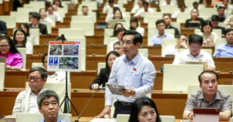 Hà Nội đề xuất cho phép đỗ xe trên vỉa hè có điều kiện để giải quyết ùn tắc