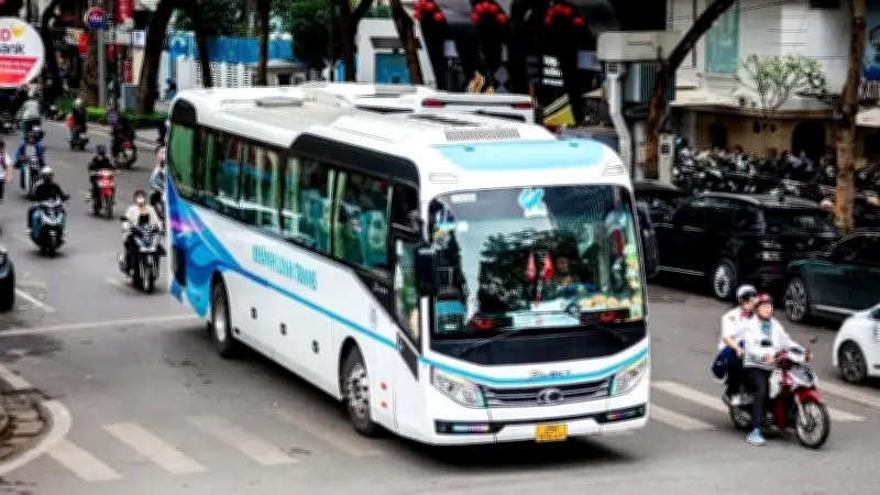 Hà Nội đề xuất nới lỏng giờ lưu thông cho xe du lịch 29 chỗ để tháo gỡ khó khăn