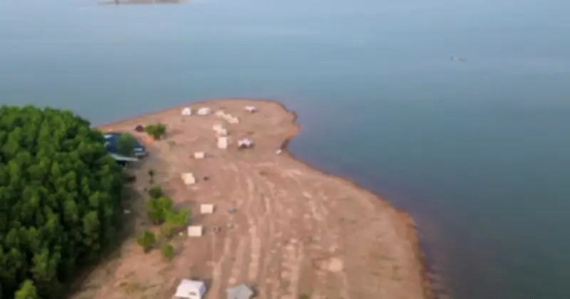 Hồ Trị An vào mùa đẹp nhất năm, thu hút du khách với cảnh quan thiên nhiên hùng vĩ