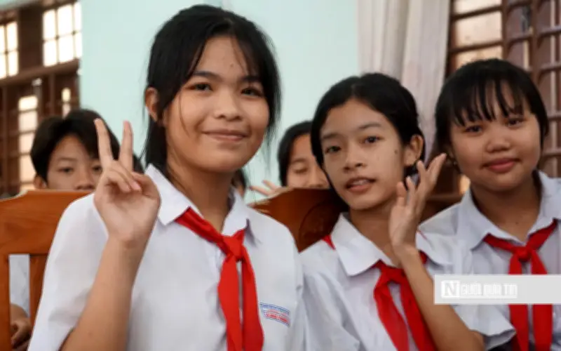 Hỗ trợ học sinh xã đảo Nhơn Châu tiếp tục đến trường