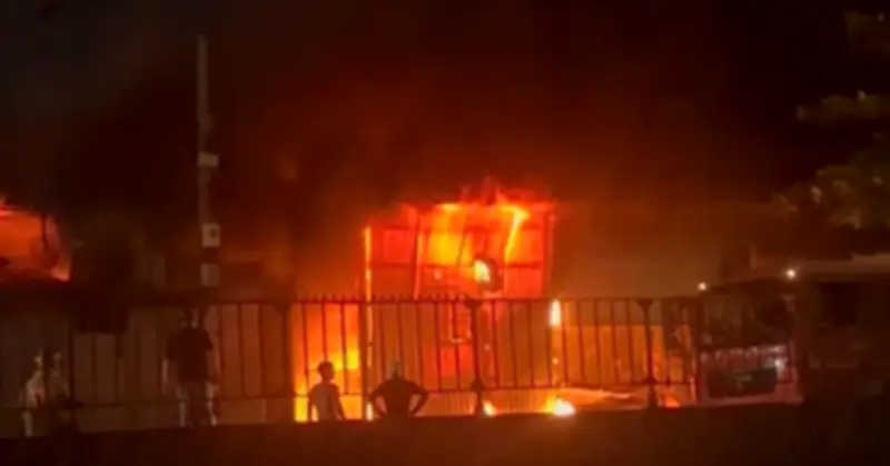 Hỏa hoạn giữa trưa ở TP.HCM: 3 người mắc kẹt trong nhà cháy, lực lượng cứu hộ giải cứu