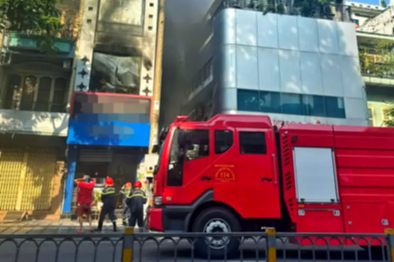 Hỏa hoạn kinh hoàng tại nhà 4 tầng ở TP.HCM, nhiều người tháo chạy