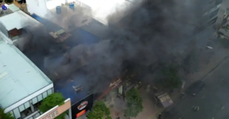 Hỏa hoạn thiêu rụi quán ếch mới khai trương tại Tây Ninh, cột khói đen cao hàng chục mét