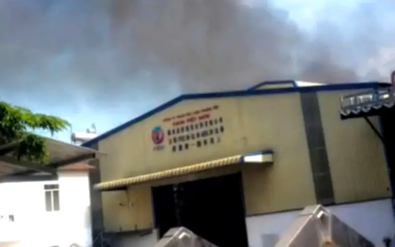 Hỏa hoạn tại xưởng mủ cao su ở TP.HCM, ba người bị thương nặng