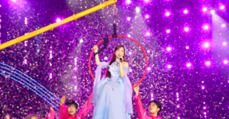 Hòa Minzy hát trên vòng bay trước 50.000 khán giả, tạo nên đêm nhạc đầy cảm xúc