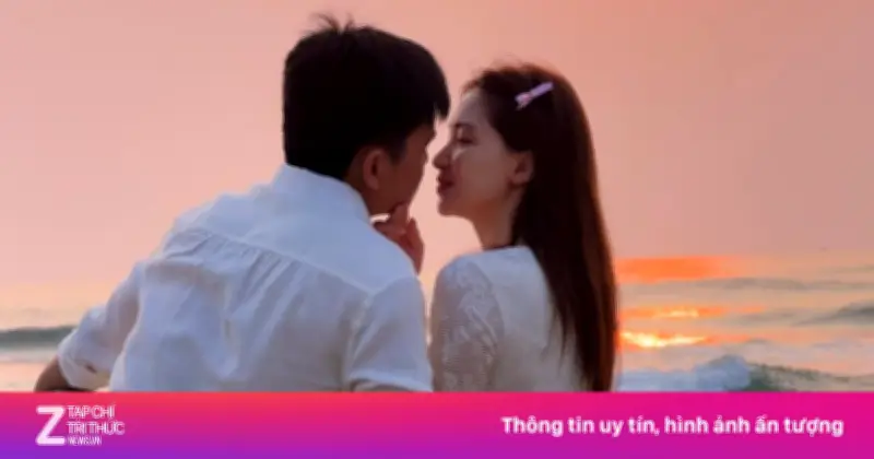 Hòa Minzy và bạn trai Đại úy đón bình minh lãng mạn trên bãi biển