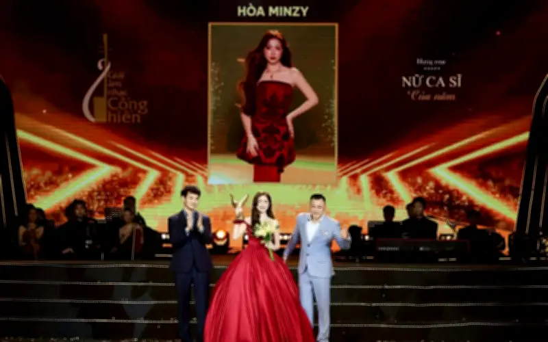 Hòa Minzy và màn ứng xử vừa lòng người hâm mộ, vừa đẹp lòng người thương tại giải Cống hiến