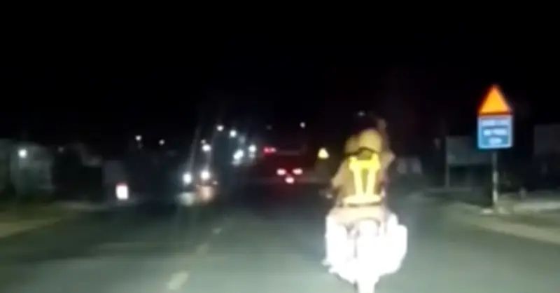 Hai chị em nữ sinh cấp cứu khẩn, CSGT lập tức dùng xe đặc chủng dẫn đường