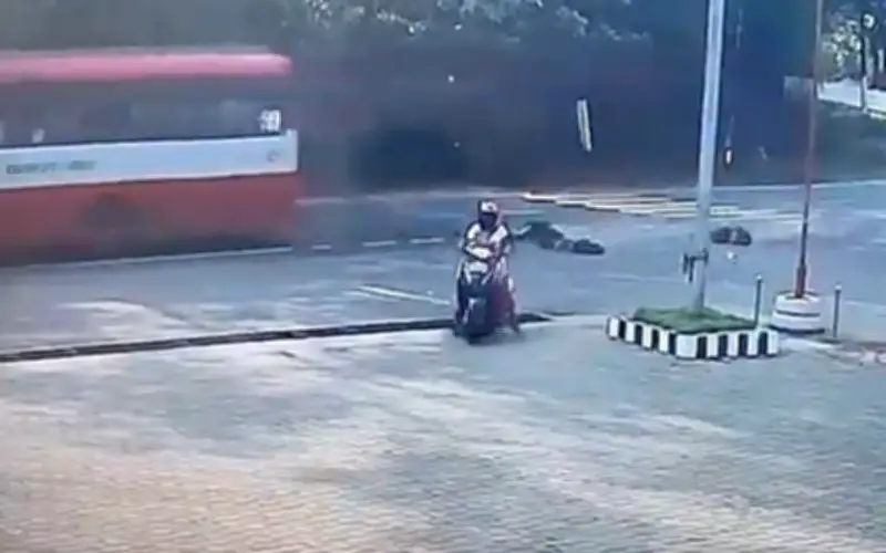 Hai chị em thoát chết thần kỳ sau khi bị văng khỏi xe buýt ở Ấn Độ