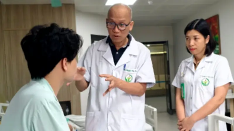 Hai chiếc đũa đâm sâu vào mắt, bệnh nhân thoát hiểm nhờ phẫu thuật đa chuyên khoa