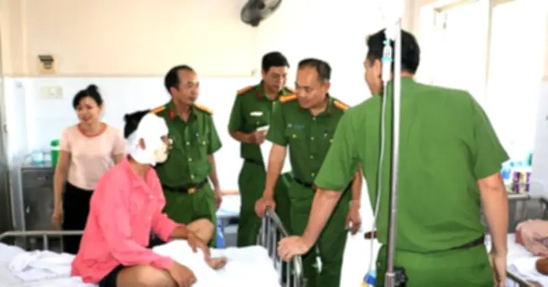 Hai chiến sĩ PCCC bị bỏng khi chữa cháy nhà xưởng tại TP.HCM