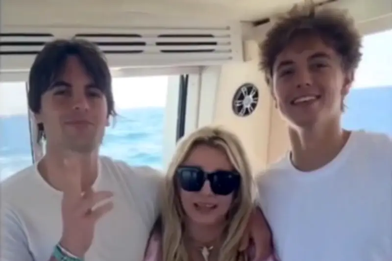 Hai con trai Britney Spears tái hợp với mẹ, ngoại hình trưởng thành gây chú ý