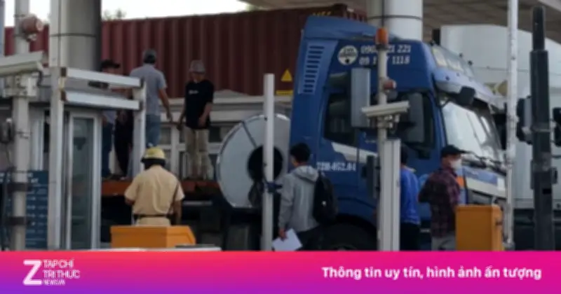 Hai Cuộn Thép Hàng Chục Tấn Đứt Xích, Rơi Khỏi Xe Đầu Kéo Gây Ùn Tắc Ở TP.HCM