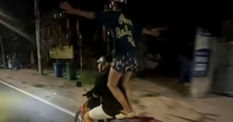 Hai học sinh lớp 11 bị tạm giữ xe vì đứng trên yên xe máy 'biểu diễn' nguy hiểm