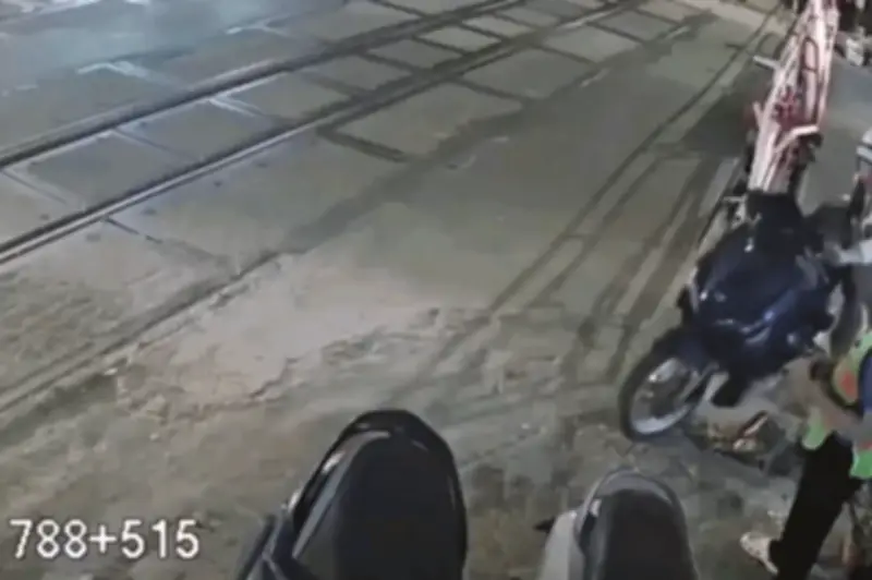 Hai nữ nhân viên đường sắt bị hành hung vì ngăn người vượt rào chắn