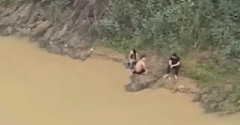 Hai nam sinh kịp thời lao xuống sông cứu bạn học nữ nhảy cầu