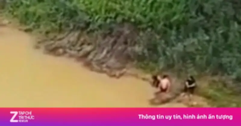 Hai nam sinh Nghệ An lao xuống sông cứu bạn nữ thoát chết