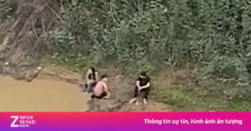 Hai nam sinh THPT Tân Kỳ 3 lao xuống sông cứu bạn nữ nhảy cầu