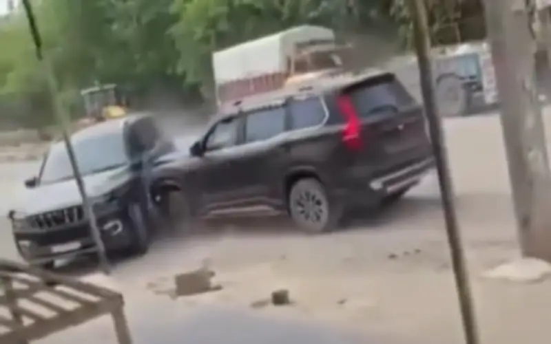 Hai tài xế Ấn Độ đâm xe liên tiếp trên phố, gây hoảng loạn và tranh cãi mạng xã hội