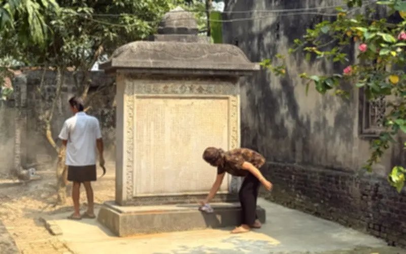 Hai tấm văn bia cổ 300 năm ở Thanh Hóa được khẩn trương bảo vệ sau nhiều năm phơi mưa nắng
