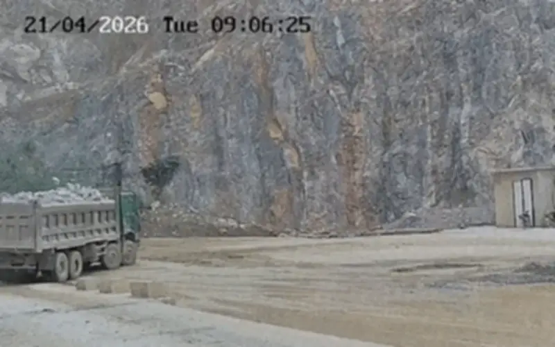 Hai xe tải chở đá va chạm kinh hoàng tại Ninh Bình, hai tài xế tử vong