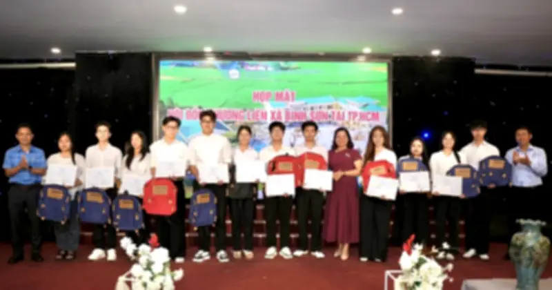 Học bổng Nguyễn Thái Bình tiếp sức 24 sinh viên Quảng Ngãi vượt khó