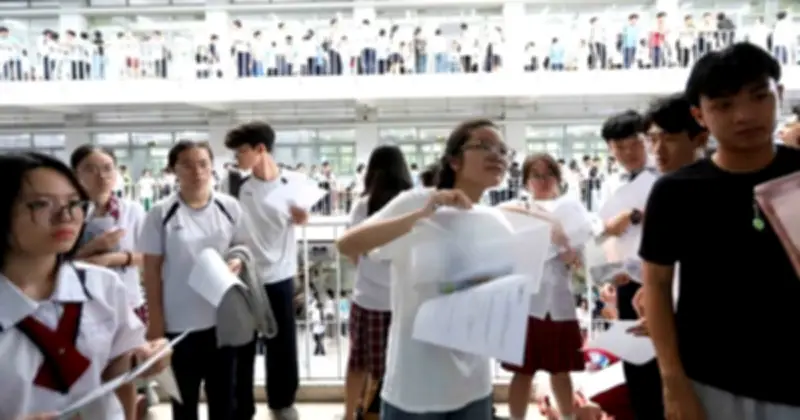 Học liệu ôn thi tràn ngập: Cơ hội hay 'ma trận' khiến học sinh lạc lối?