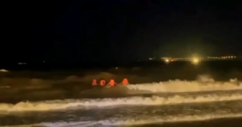 Học sinh Gia Lai bị sóng cuốn mất tích khi tắm biển Quy Nhơn