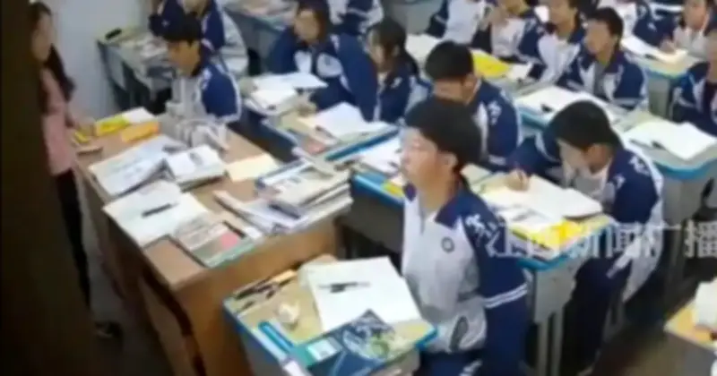 Học Sinh Giang Tây Phản Xạ Nhanh Cứu Cô Giáo Khi Bảng Đen Đổ Sập